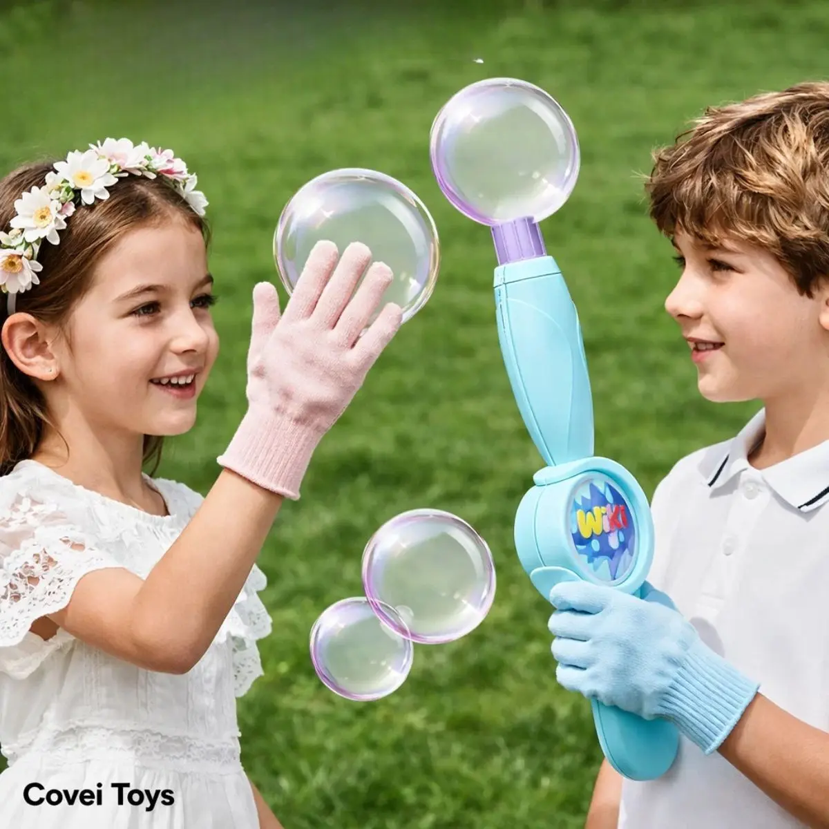 Crianças se divertindo com a Varinha Mágica de Bolhas com Fumaça